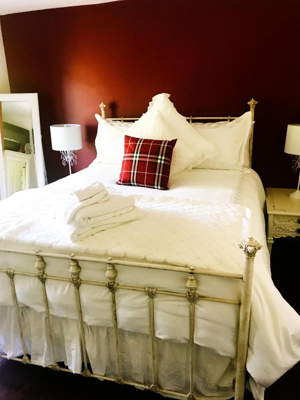 The Tartan House Bed & Breakfast Эйджакс Экстерьер фото